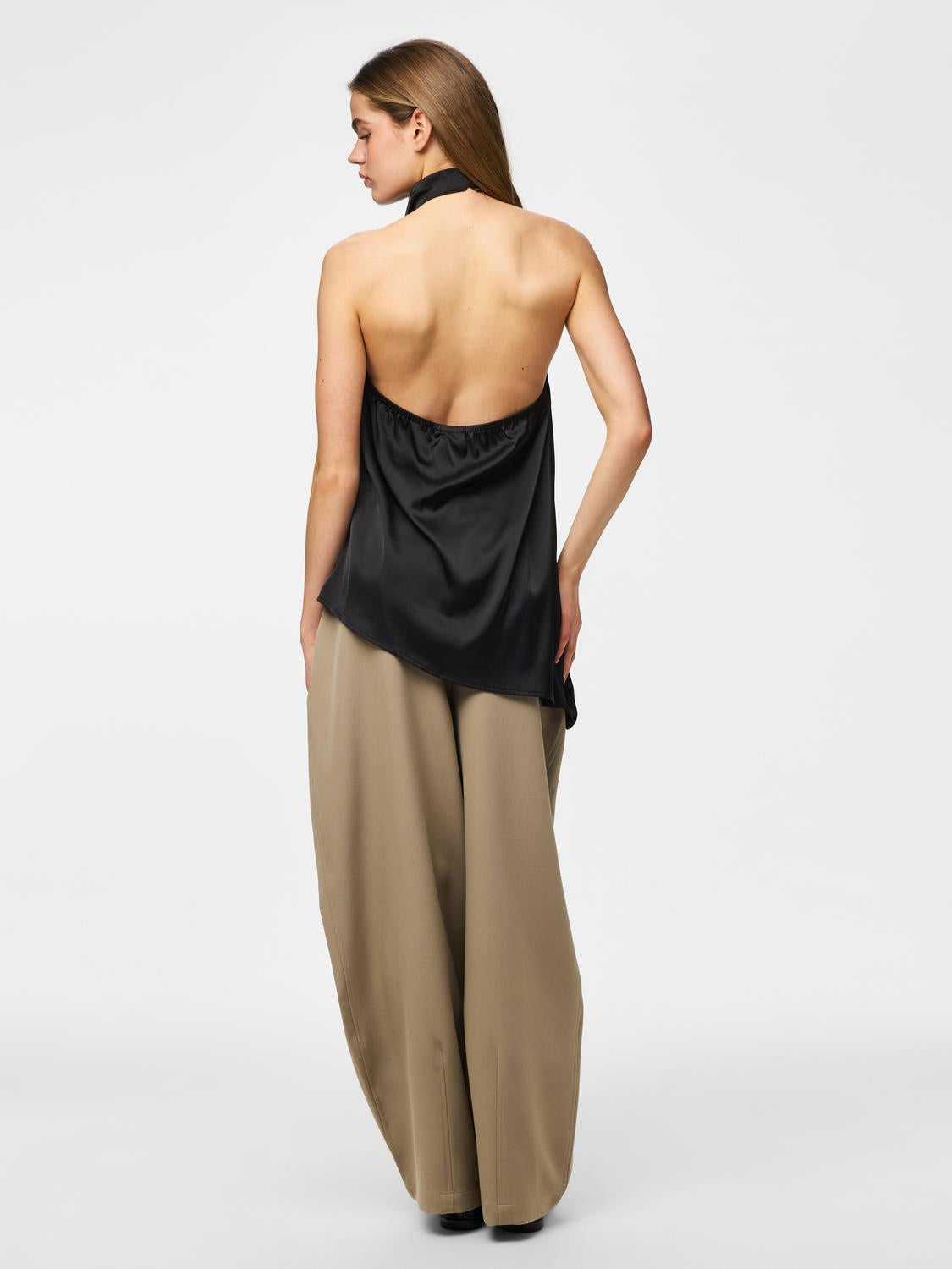 model_shot-back